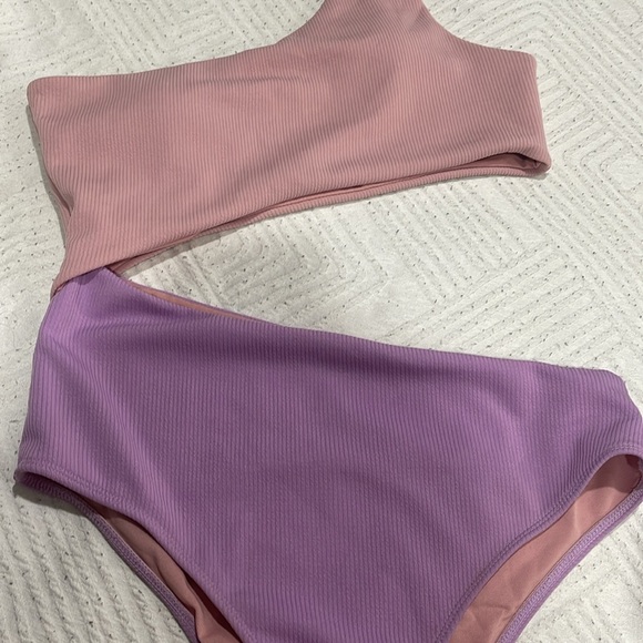 One piece bathing suit - Picture 2 of 3